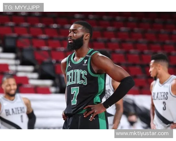 杰伦布朗轻松发挥9投5中贡献15分7篮板4助攻展现全能实力