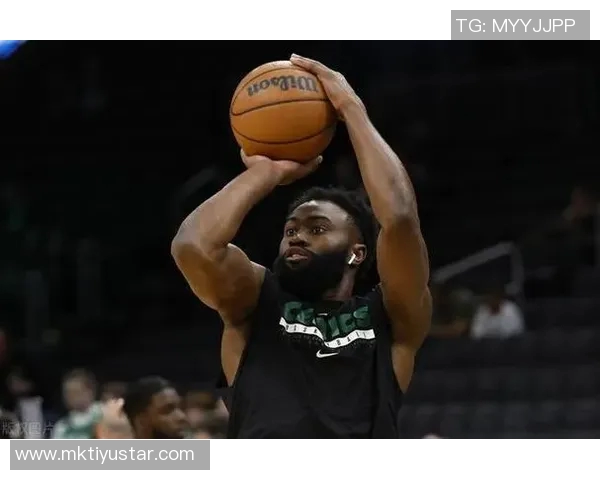 杰伦布朗首节火力全开半场表现出色砍下16分助球队稳住局势