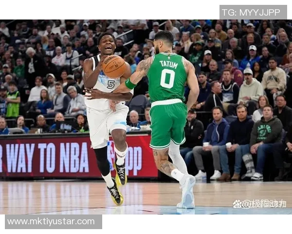 爱德华兹华丽突破拉杆换手上篮精彩得分引爆全场激情 爱德华兹华丽突破拉杆换手上篮精彩得分引爆全场激情